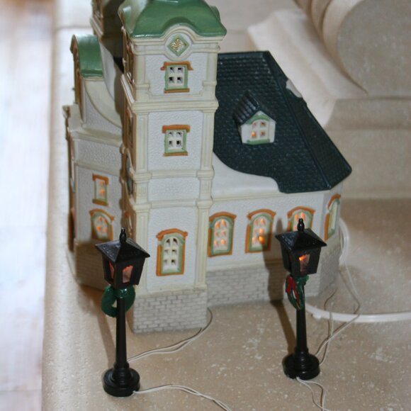 Christmas 1995 Lemax Dickensvale Porcelain Lighted House & Street Lamps - Picture 4 of 15